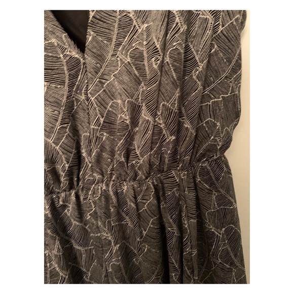 🌵Express Monochrome Print Dress w/ Back Slit🌵 - Picture 3 of 9